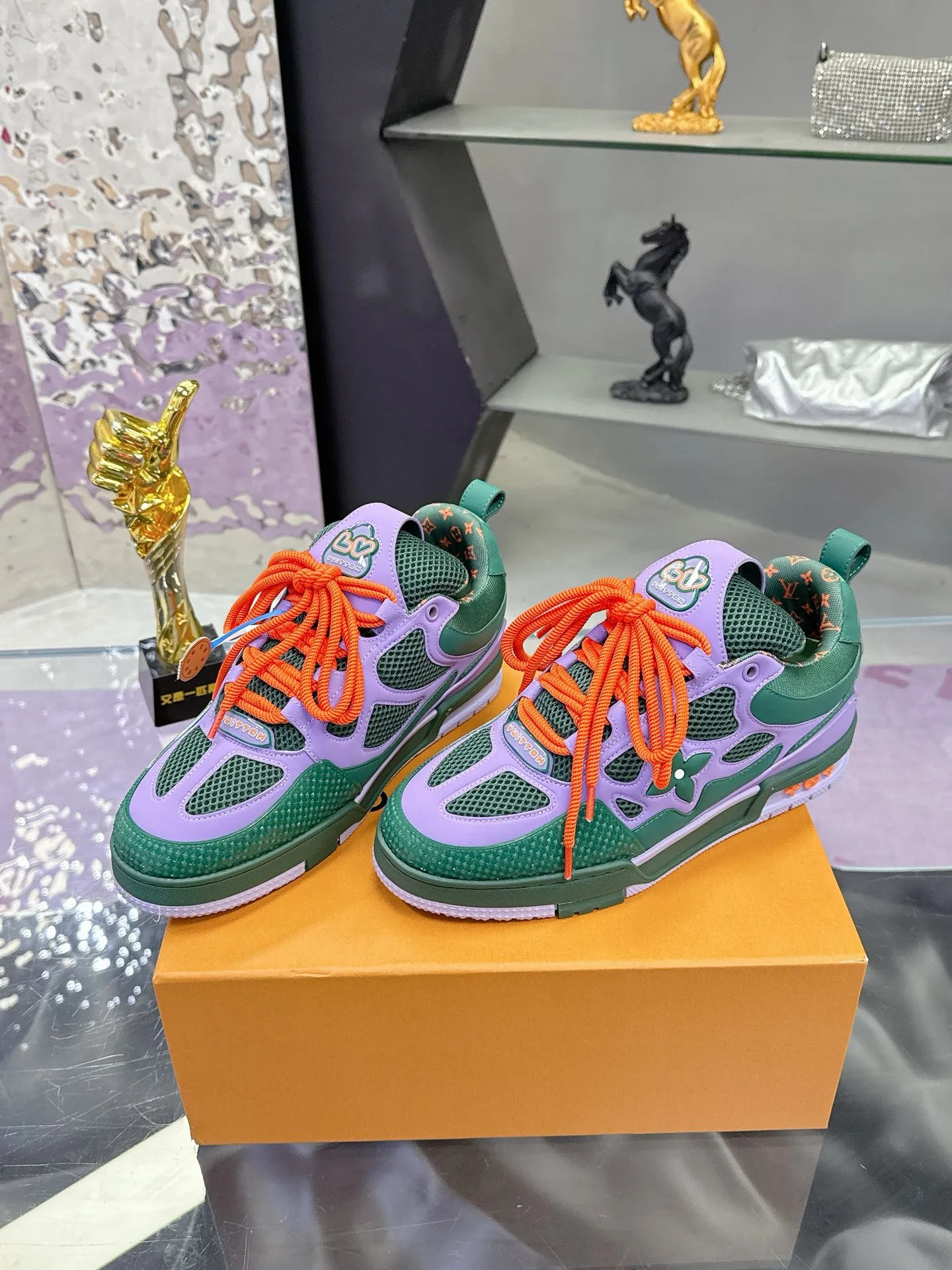 Factory price: 760💰 𝙇𝙑 𝟐𝟎𝟐5 𝐒𝐒 𝐧𝐞𝐰 Officially synchronized new colors💗 Louis Vuitton catwalk skateboard shoes are a hit, LOUIS VUITTON Trainer is undoubtedly one of the most successful Sneakers launched by luxury brands, but the pace of exploration will not stop. LOUISVUITTON will also bring a new series of skateboard shoes in the spring of 2025. The new series in the picture returns to the 90s Chunky Skate Shoes look and feel. The uppers are made of leather and mesh. The fat silhouette and thick shoelaces are very eye-catching. It is expected to have quite a few colors like the Trainer. Judging from the previous DIOR show skate shoes, this chunky style may be even stronger next year.  💎 LV small bread series LV bread shoe series 😘 Couple model Size: Female 35-40 Male 39-44, customized 45, 46